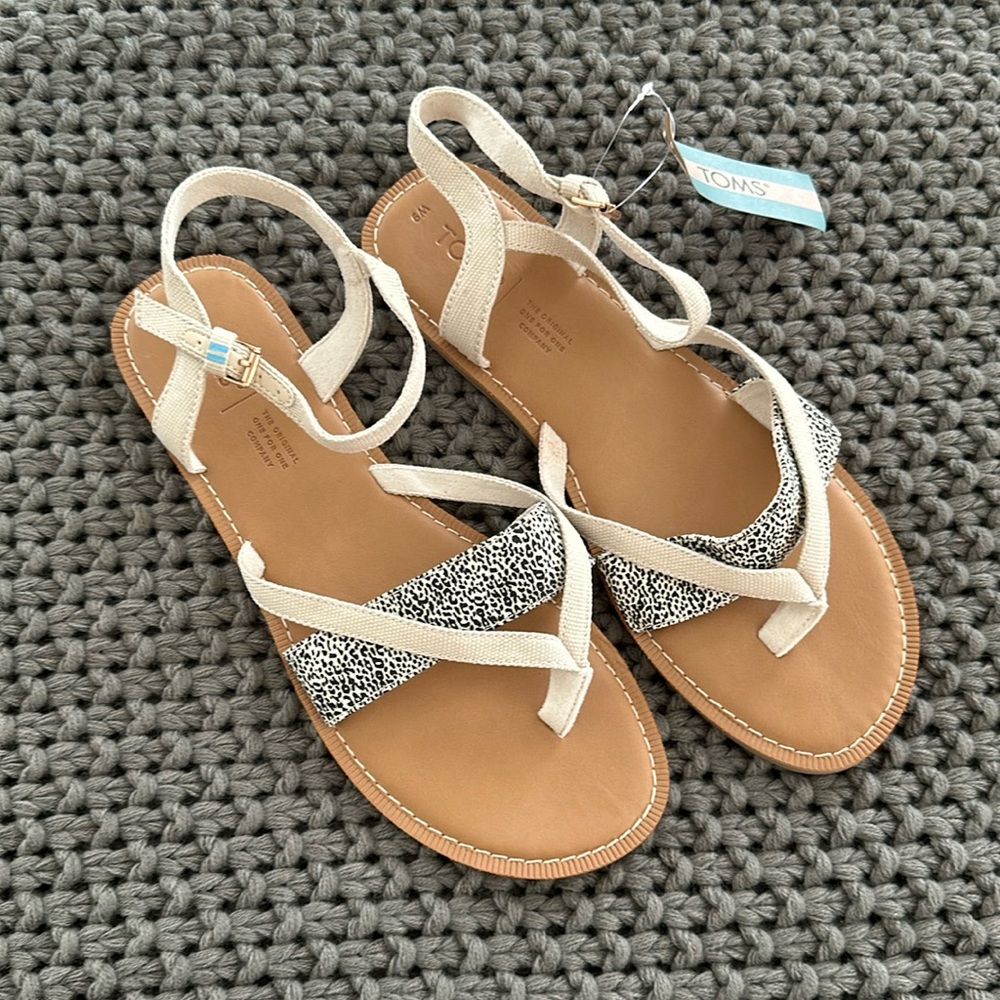 NWT Tom’s Sandals